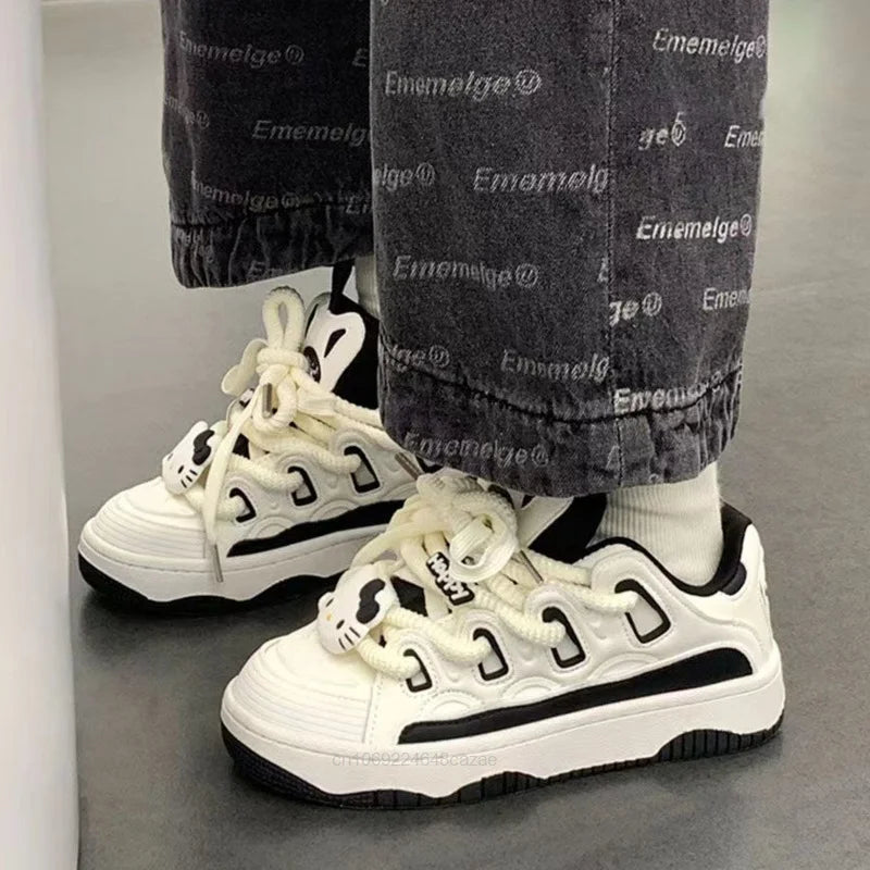 Tênis Sanrio New Hello Kitty de sola grossa feminino Y2K, tendência preppy, calçados casuais americanos, calçados de skate para meninas