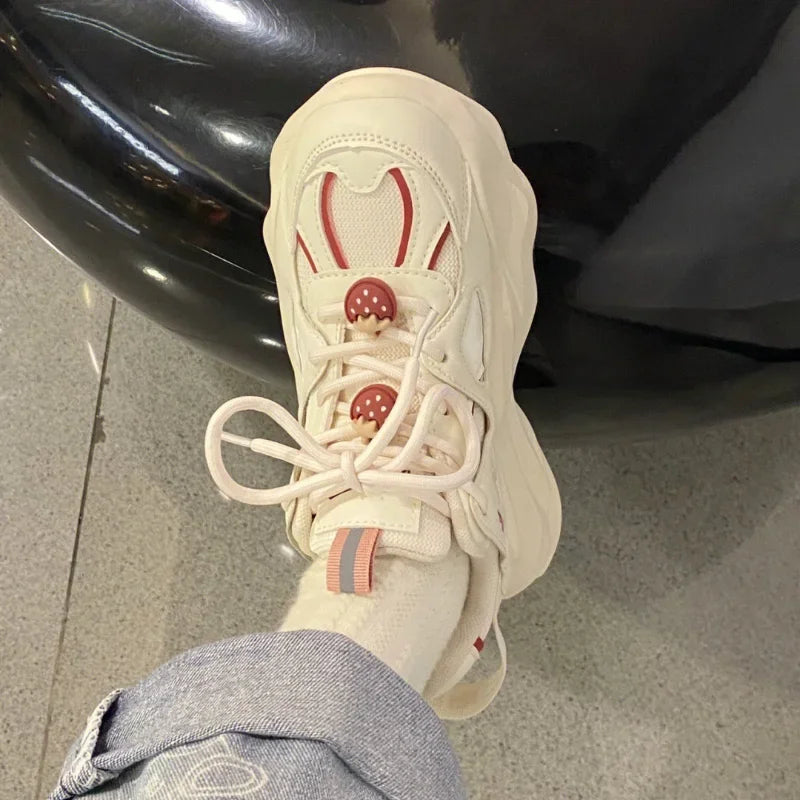 Sapatos vulcanizados de morango kawaii para mulheres, nova plataforma, moda coreana, tênis de sola grossa, sapatos femininos com cadarço